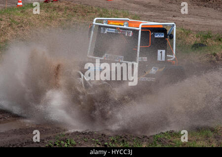 Gare su terreni accidentati, ogni anno si tengono presso l'ex terreno di prova 'DSU-25', Rostov-on-Don, in Russia, in tempi diversi, auto, moto, auto- Foto Stock