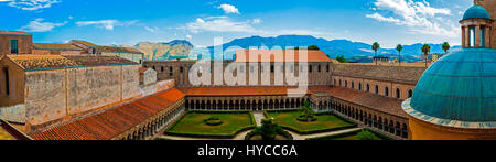 Vista aerea del cortile Cattedrale di Monreale. Sicilia Italia Foto Stock