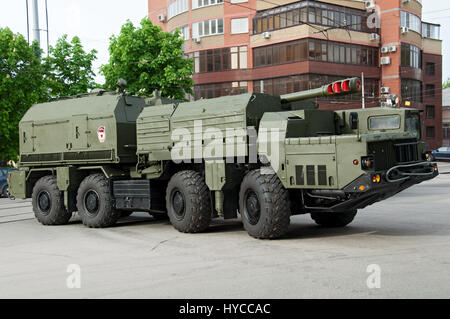 Obice 'Bereg ", Rostov-on-Don, in Russia, il 9 maggio 2014. La tecnologia di riserva per la Victory Parade. Foto Stock