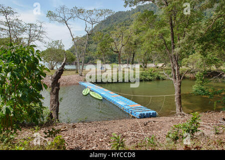 Ponte di ingresso a Ao figlio campeggio, Ko Tarutao Island, Thailandia Foto Stock