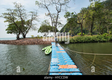 Ponte di ingresso a Ao figlio campeggio, Ko Tarutao Island, Thailandia Foto Stock