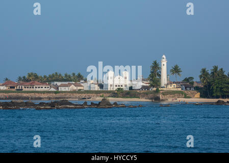 Sri Lanka, la città portuale di Galle. Vista costiera di Galle Lighthouse aka Pointe de Galle Luce, situato all'interno delle mura del Forte di Galle. Sri Lanka le più antiche Foto Stock