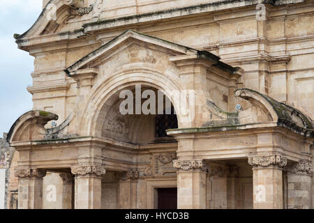 Frammento di La chiesa di Santa Caterina d'Italia a La Valletta, Malta. Architettura rinascimentale decorato con archi e colonne. Foto Stock