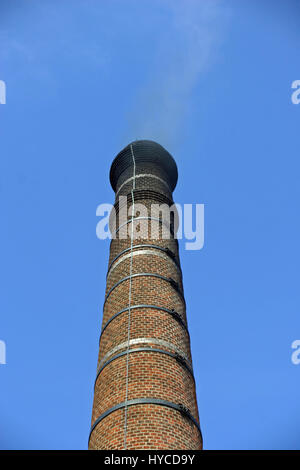 Costruito in mattoni, grande ciminiera. Collegati a pompe di acqua e caldaie in un sistema di canali. Questo patrimonio camino è lavorare la combustione di carbone. Foto Stock