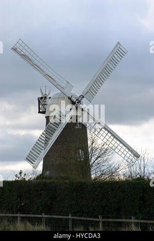 Wilton windmill in Pewsey Vale, Wiltshire, Regno Unito. Cielo grigio come sfondo. Osservato dalla parte anteriore con una copertura in primo piano. Foto Stock