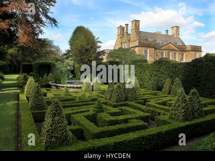 Bourton House Garden,Bourton-0n-i-Hill,Moreton-in-Marsh,Gloucestershire GL56 9AE: Topiaria da giardino Foto Stock