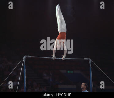 Thames TV Junior Gymnastocs 1984 Wembley Arena la ginnastica è uno sport che coinvolgono le prestazioni di esercizi che richiede equilibrio, resistenza, flessibilità, agilità, endurance e di controllo. I movimenti impegnati nella ginnastica contribuiscono allo sviluppo delle braccia, gambe, spalle, torace e addome gruppi muscolari. Lucidità, precisione, audace, la fiducia in sé stessi e di auto-disciplina mentale sono i tratti che può anche essere sviluppata attraverso la ginnastica. [1] La ginnastica si è evoluto da esercizi usati dagli antichi greci che includeva le competenze per il montaggio e lo smontaggio di un cavallo e dal Circo sci di prestazioni Foto Stock