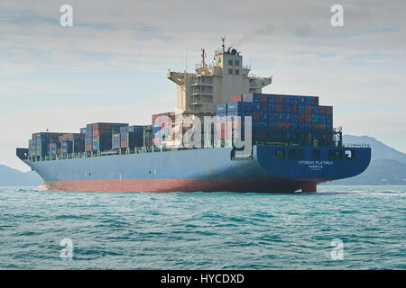 Nave Container, Hyundai Platinum, sotto il titolo nella trafficata East Lamma canale, Hong Kong. Foto Stock