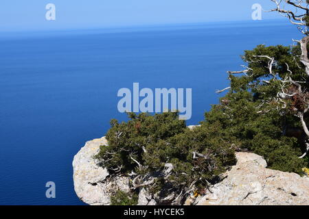 Vista su un mare blu Foto Stock