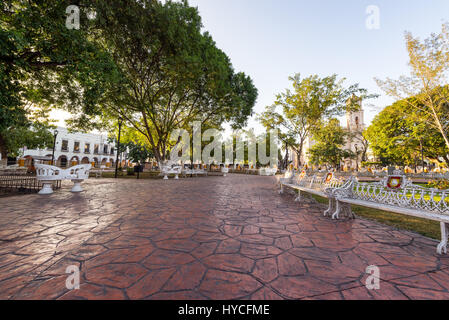 Vista della piazza principale di Valladolid, Messico con la cattedrale in background Foto Stock