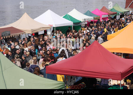 Praga, Repubblica Ceca - 25 Marzo 2017: Le persone presso il popolare mercato degli agricoltori al Naplavka riverbank a Praga Foto Stock