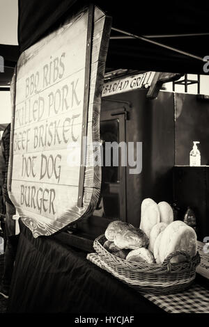 Rotoli di pane su un burger stand al mercato Foto Stock