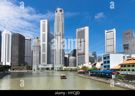 Singapore, luglio 07, 2013: imbarcazione turistica galleggiando giù il fiume Singapore vicino al Boat Quay sulla luglio 07, 2013 a Singapore. Foto Stock