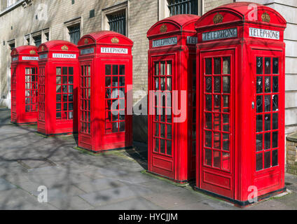 Cabine telefoniche rosse, Inghilterra. Fila di tradizionali telefono rosso scatole, Covent Garden, nel West End di Londra, Inghilterra, Regno Unito. Casella telefono. Foto Stock