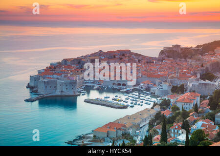 Dubrovnik, Croazia. Splendida e romantica città vecchia di Dubrovnik durante il tramonto.