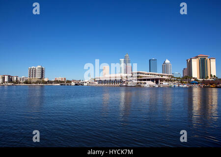 Vista del Tampa Convention Center e lo skyline della città da tutto il fiume Hillsborough. Il Tampa Convention Center è di proprietà pubblica e operare Foto Stock