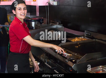 Auckland - Febbraio 17, 2017: una cuoca di lavorare all'interno di un ristorante asiatico in Auckand. Foto Stock