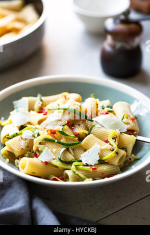 Rigatoni con zucchine e peperoncino con parmigiano grattugiato Foto Stock