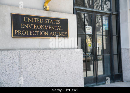 Un logo segno al di fuori della sede centrale negli Stati Uniti della United States Environmental Protection Agency (EPA) nel centro cittadino di Washington D.C., il 2 aprile 2017. Foto Stock