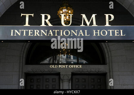 Un logo segno esterno della Trump International Hotel nel vecchio ufficio postale edificio nel centro di Washington D.C., il 2 aprile 2017. Foto Stock