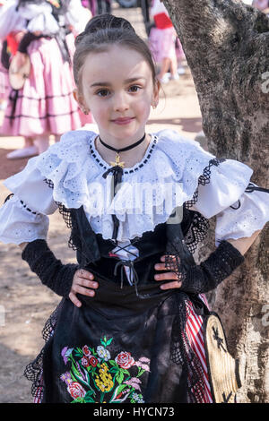 Graziosa fanciulla vestita di un costume tradizionale di Nizza, Francia attende il suo turno di eseguire in un ballo folk performance Foto Stock
