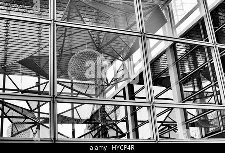 Malin architettonico di metallo espanso Kite sculture al centro MK, Milton Keynes Shopping Center. Buckinghamshire, Inghilterra. In bianco e nero Foto Stock