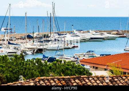 Barca di yacht e barche da pesca in un porto sul isola di Sardegna in Italia Foto Stock