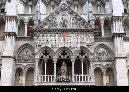 Dettaglio di un tardo gotica facciata della cattedrale di Ferrara, Italia Foto Stock