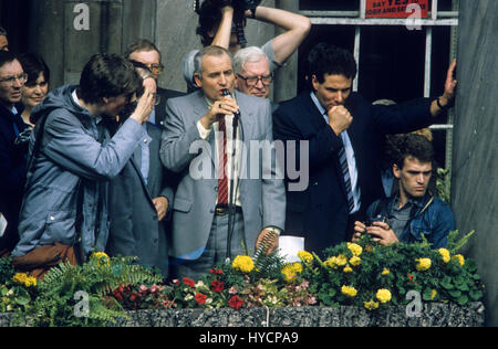 Derek Hatton e Tony Mulhearne parlare di migliaia degli iscritti ai sindacati a dimostrazione di fronte al Municipio a sostegno del led militante Liverpool al consiglio di lavoro nel 1985 Foto Stock