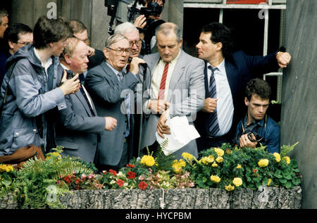 Derek Hatton, Eddie Loyden MP e Tony Mulhearne parlare di migliaia degli iscritti ai sindacati a dimostrazione di fronte al Municipio a sostegno del led militante Liverpool al consiglio di lavoro nel 1985 Foto Stock