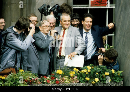 Derek Hatton, Eddie Loyden MP e Tony Mulhearne parlare di migliaia degli iscritti ai sindacati a dimostrazione di fronte al Municipio a sostegno del led militante Liverpool al consiglio di lavoro nel 1985 Foto Stock