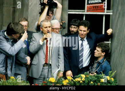 Derek Hatton e Tony Mulhearne parlare di migliaia degli iscritti ai sindacati a dimostrazione di fronte al Municipio a sostegno del led militante Liverpool al consiglio di lavoro nel 1985 Foto Stock