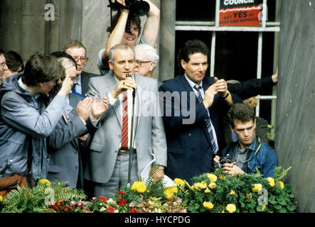 Derek Hatton e Tony Mulhearne parlare di migliaia degli iscritti ai sindacati a dimostrazione di fronte al Municipio a sostegno del led militante Liverpool al consiglio di lavoro nel 1985 Foto Stock