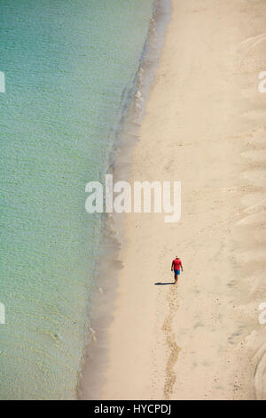 Uomo a camminare sulla spiaggia a Playa Tecolote vicino a La Paz, Baja California Sur, Messico. Foto Stock