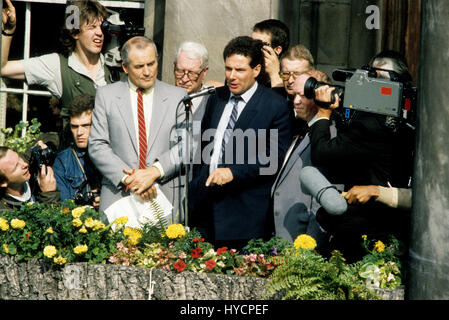 Derek Hatton e Tony Mulhearne parlare di migliaia degli iscritti ai sindacati a dimostrazione di fronte al Municipio a sostegno del led militante Liverpool al consiglio di lavoro nel 1985 Foto Stock