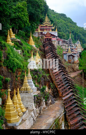 Pagode buddiste e tempio di ingresso Grotte di Pindaya, Myanmar (Birmania) Foto Stock