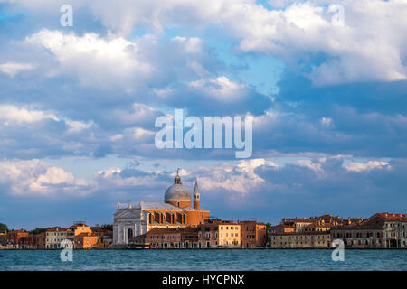 Vista al tramonto della Giudecca a Venezia con belle nuvole nel cielo Foto Stock