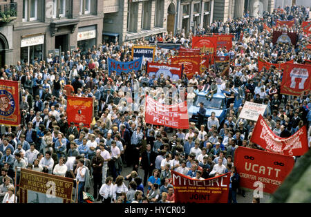 Migliaia di organizzazioni sindacali membri unirsi a una dimostrazione di fronte al Municipio a sostegno del led militante Liverpool al consiglio di lavoro nel 1985 Foto Stock