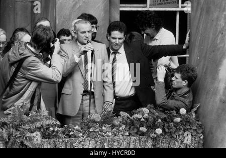 Derek Hatton e Tony Mulhearne parlare di migliaia degli iscritti ai sindacati a dimostrazione di fronte al Municipio a sostegno del led militante Liverpool al consiglio di lavoro nel 1985 Foto Stock