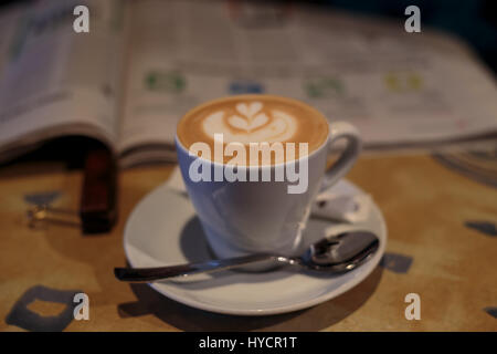 Pausa di caffè e un giornale Foto Stock