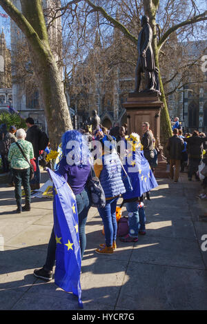 25 Marzo 2017 - centomila persone marzo a Londra contro Brexit sull'UE sessantesimo anniversario. Ascolto di discorsi in piazza del Parlamento Foto Stock