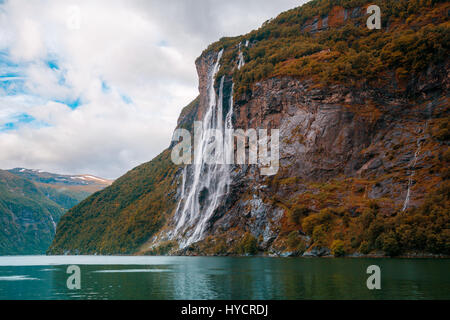 Paesaggio di montagna con cielo nuvoloso. La bellissima natura della Norvegia.Geiranger fjord. Sette sorelle cascata Foto Stock