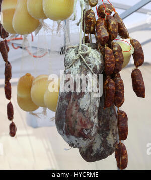 Pressione di stallo con prodotti italiani del sud con formaggio denominato il Caciocavallo e salami appesi Foto Stock