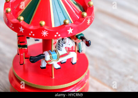 Music Box bianco cavallo Merry Go Round red Giostra cavalli giocattolo closeup Foto Stock