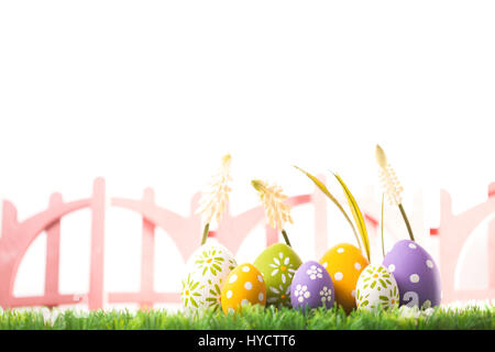 Grappolo di uova di pasqua in colori pastello di erba Foto Stock