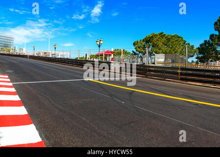 Il Principato di Monaco e Monte Carlo. Sainte Devote e Beau Rivage motore dritto gara su asfalto Grand Prix circuito di strada. Foto Stock