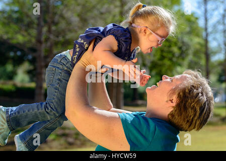 Madre giocando con la figlia/sindrome di Down Foto Stock