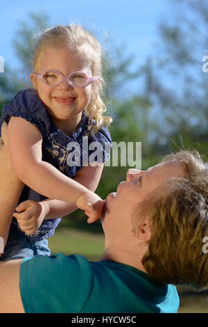 Madre giocando con la figlia/sindrome di Down Foto Stock