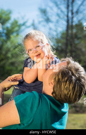 Madre tenendo la sindrome di down toddler figlia del bambino Foto Stock