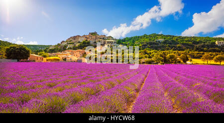 Simiane la Rotonde Village e il panorama di lavanda. Provence, Francia Foto Stock